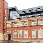 Luxury 2-Bedroom Penthouse With Stunning Views And Parking - Leeds City Centre