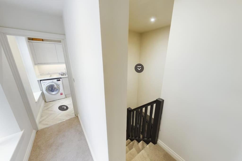 Luxury 2-bedroom Penthouse With Stunning Views And Parking - Centre Apartment *