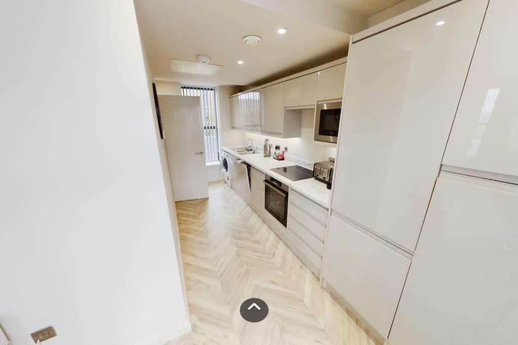 Luxury 2-bedroom Penthouse With Stunning Views And Parking - Centre *
