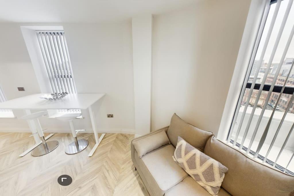 Luxury 2-bedroom Penthouse With Stunning Views And Parking - Centre *