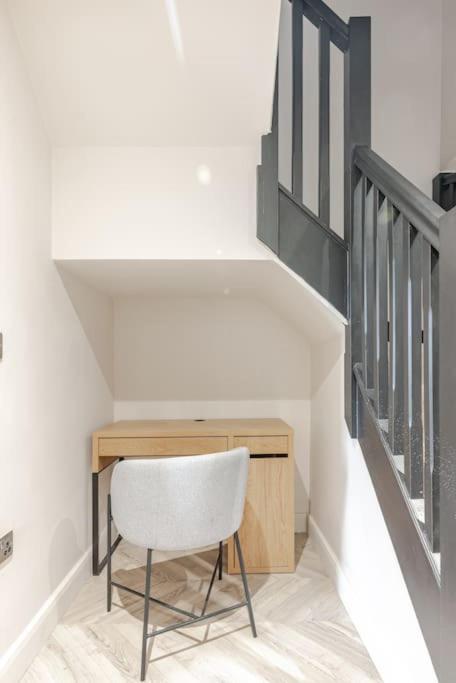 Luxury 2-bedroom Penthouse With Stunning Views And Parking - Centre