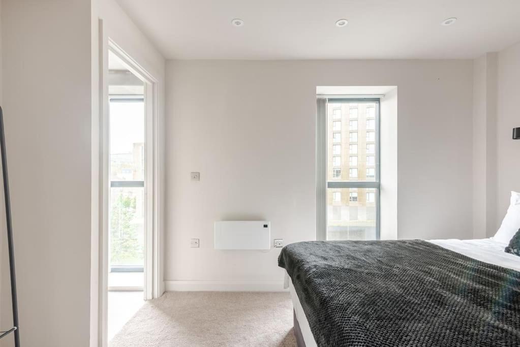 Luxury 2-bedroom Penthouse With Stunning Views And Parking - Centre Apartment