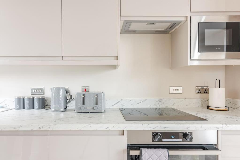 Apartment Luxury 2-bedroom Penthouse With Stunning Views And Parking - Centre *