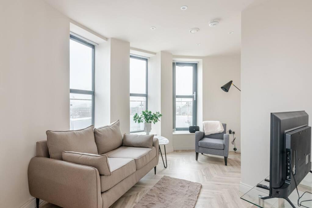 Luxury 2-bedroom Penthouse With Stunning Views And Parking - Centre