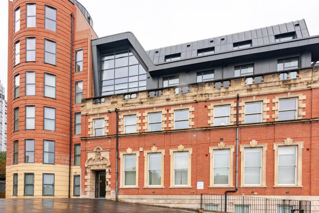 Apartment Luxury 2-bedroom Penthouse With Stunning Views And Parking - Centre *