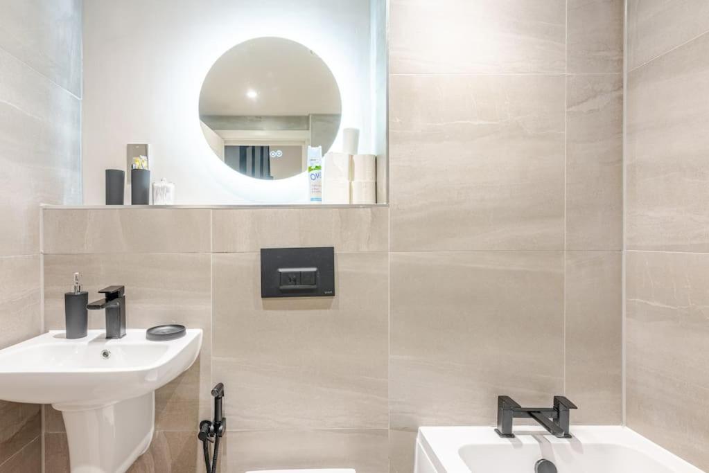 Luxury 2-bedroom Penthouse With Stunning Views And Parking - Centre Apartment *
