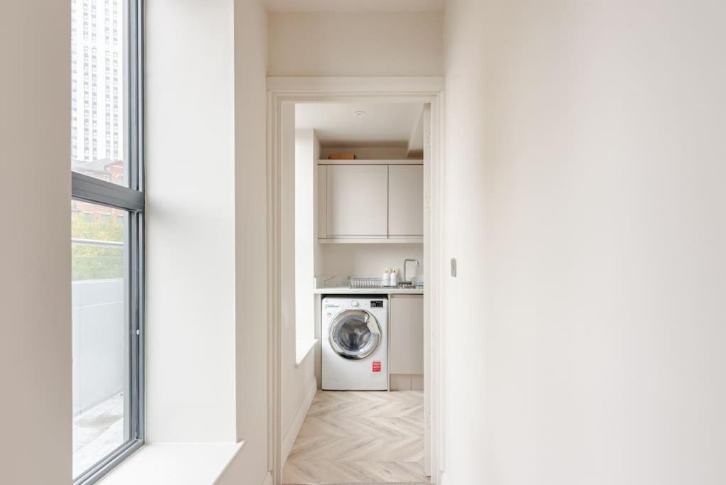 Apartment Luxury 2-bedroom Penthouse With Stunning Views And Parking - Centre