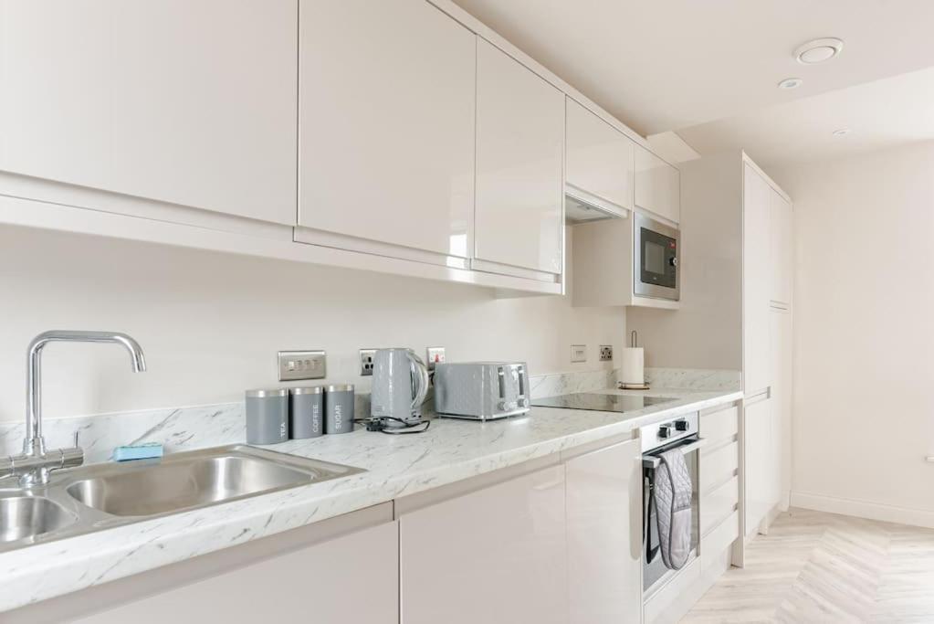 Apartment Luxury 2-bedroom Penthouse With Stunning Views And Parking - Centre